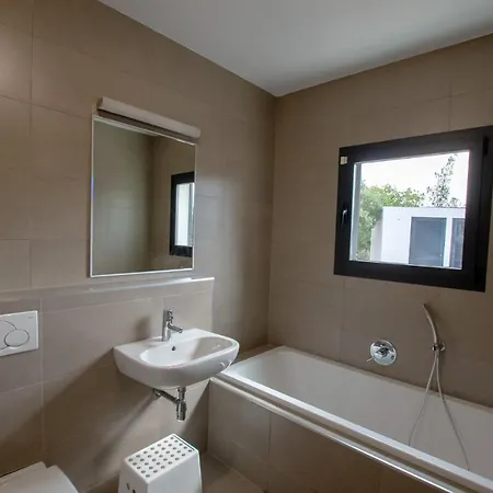 Wind Wave 28a Heated & Shared Pool Villa